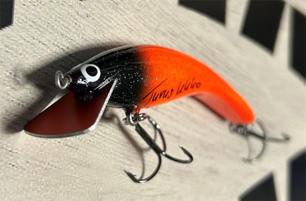 Turus Ukko Original Wobbler, Länge: 12 cm, Farbe: Black Head Orange 042, mit roter Tauchschaufel, UV